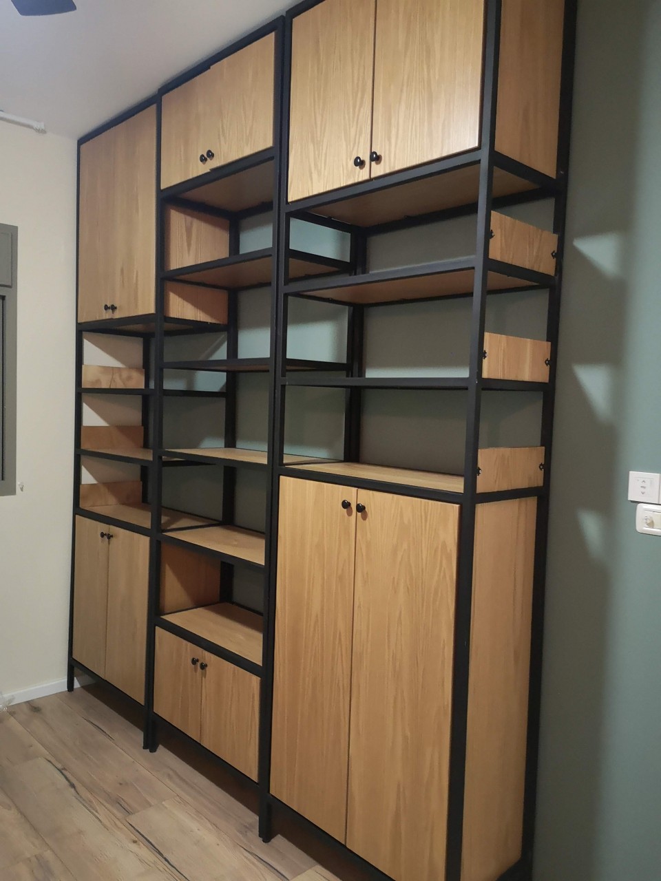 ספריית ברזל משולבת עץ